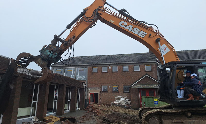 Basisschool Heilinde in St. Willebrord begon het nieuwe jaar op een bijzondere manier. Tijdens een feestelijke bijeenkomst op donderdag 16 januari gaven basisschoolleerlingen samen met wethouder René Lazeroms het startsein voor de sloop van de Willibrordusschool, de gymzaal en het Combigebouw.