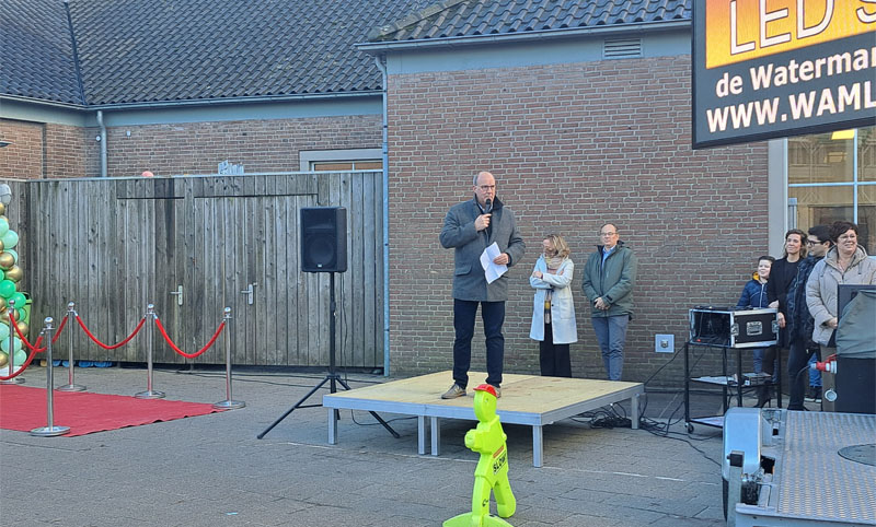 Basisschool Vinkenbos in Sprundel is officieel geopend na een grote uitbreiding. De school, met bijna 400 leerlingen, is een belangrijke plek in de gemeente. Door de groei was er meer ruimte nodig voor de leerlingen en de kinderopvang.